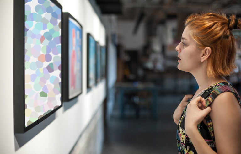 Besucherin einer Galerie