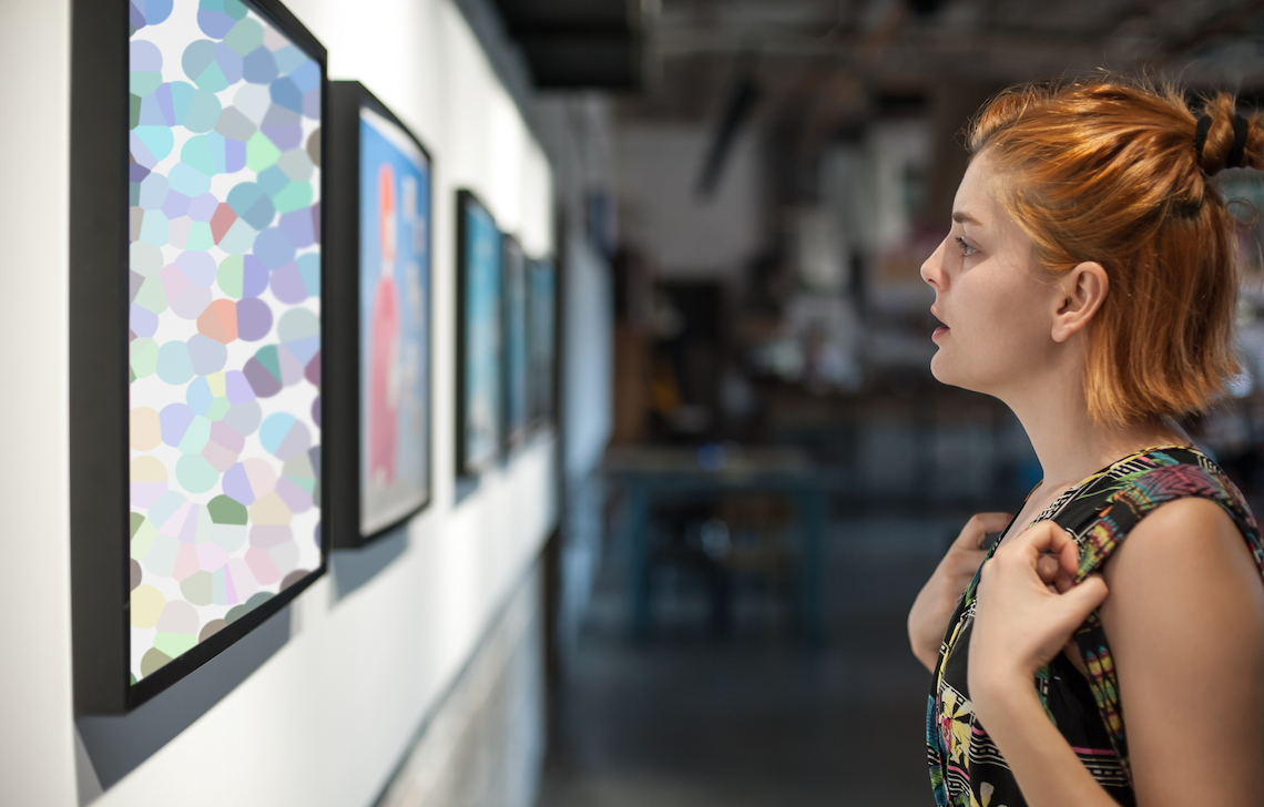 Besucherin einer Galerie