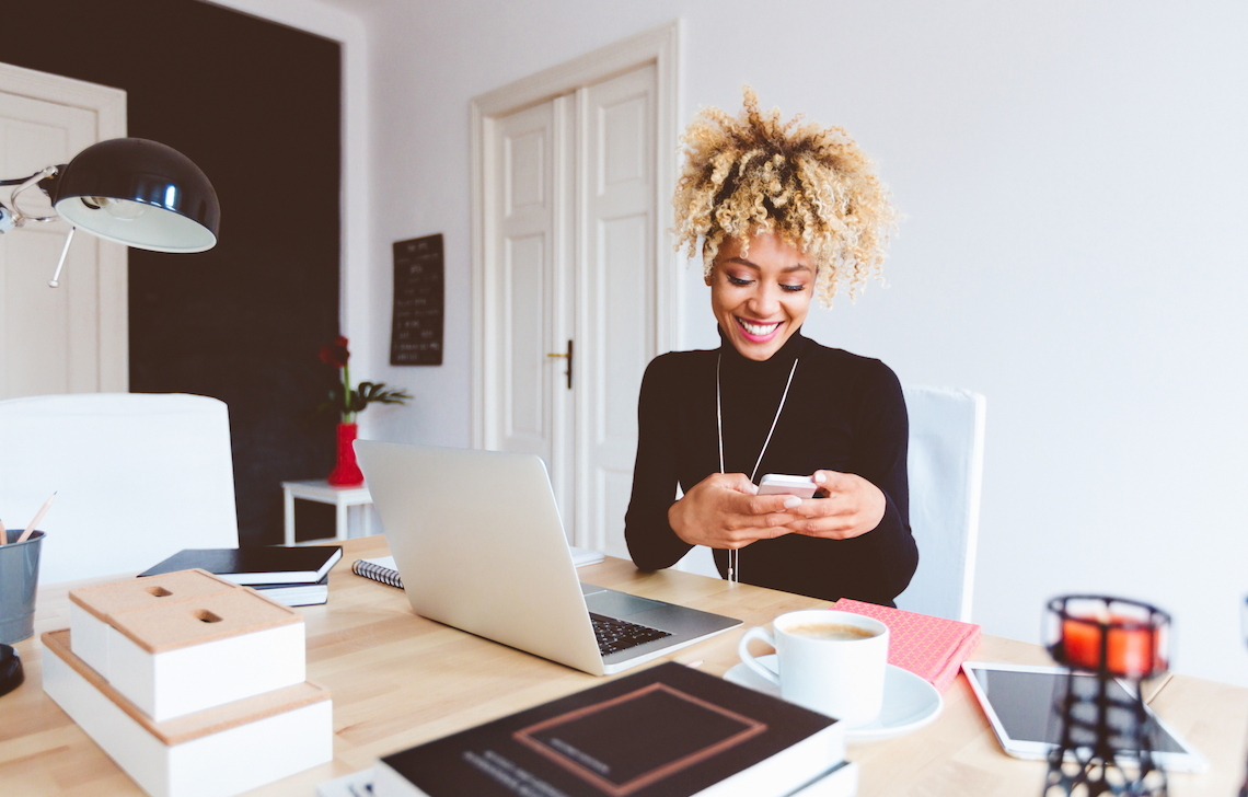 Galerie-Mitarbeiterin im Backoffice