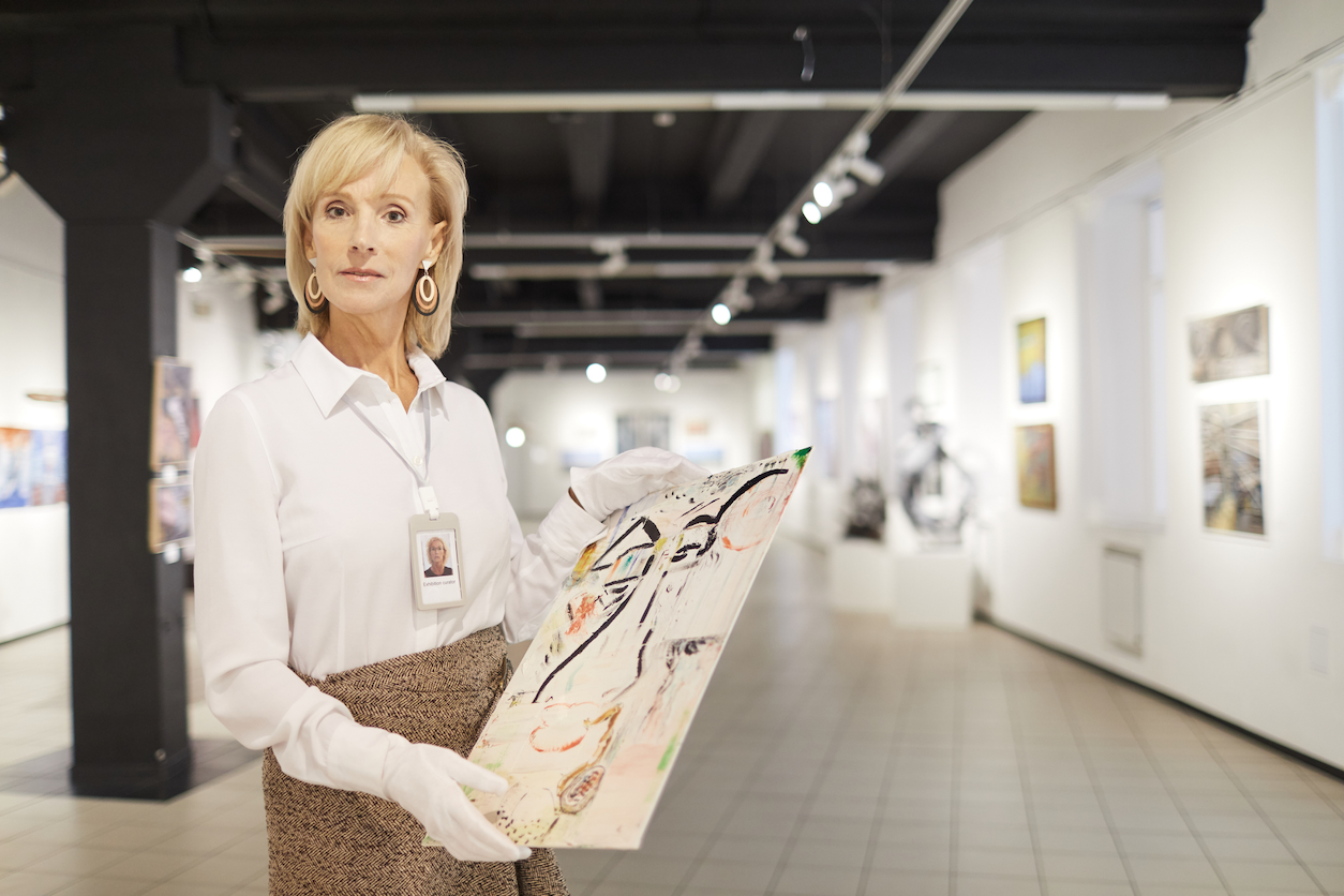 Galeristin Präsentiert eine Arbeit auf Papier